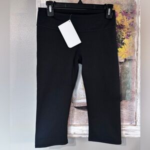 NEW Fabletics Black Cropped Leggings Small Compression Four-Way Stretch
